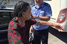 老奶奶酷暑天迷路 民警给力助其回家