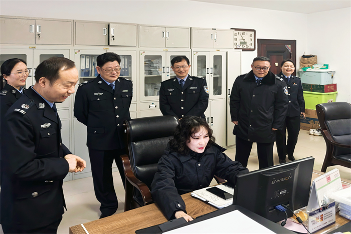 局领导班子成员走访慰问工作人员