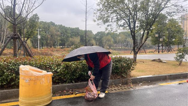 武陵区司法局向阳志愿服务队开展学雷锋卫生清洁活动