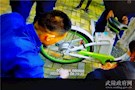 女童手指被车链条卡住　民警消防联手救援